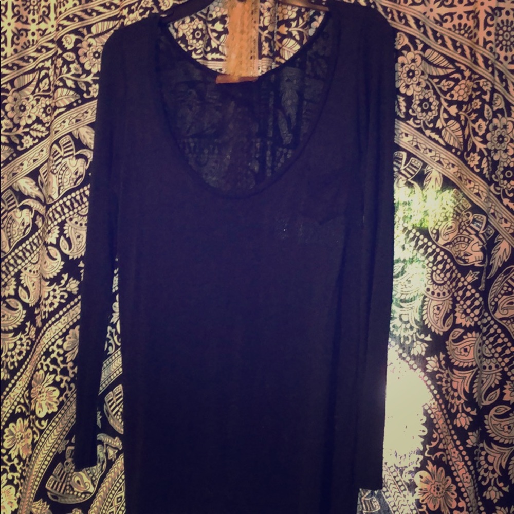 Lush long sleeve, scoop neck t-shirt. ❤️